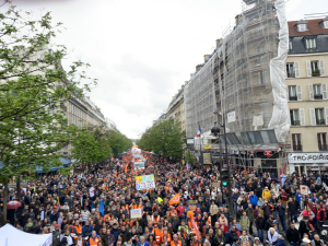 Franceses reclaman a Macron derechos laborales