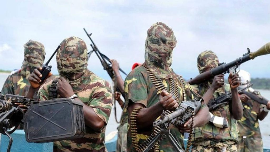 Hombres armados secuestran a 15 personas