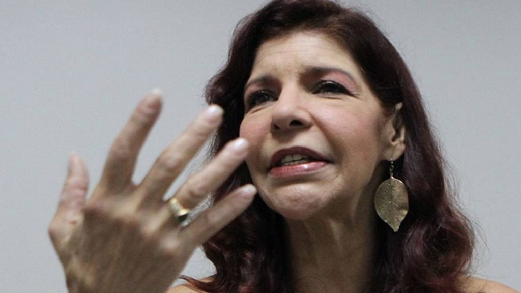 Amanda Gutiérrez se somete a curioso tratamiento para retirar biopolímeros de su boca ????????