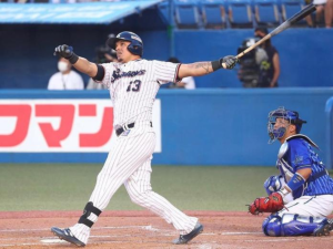 José Osuna llegó a ocho jonrones en Japón 