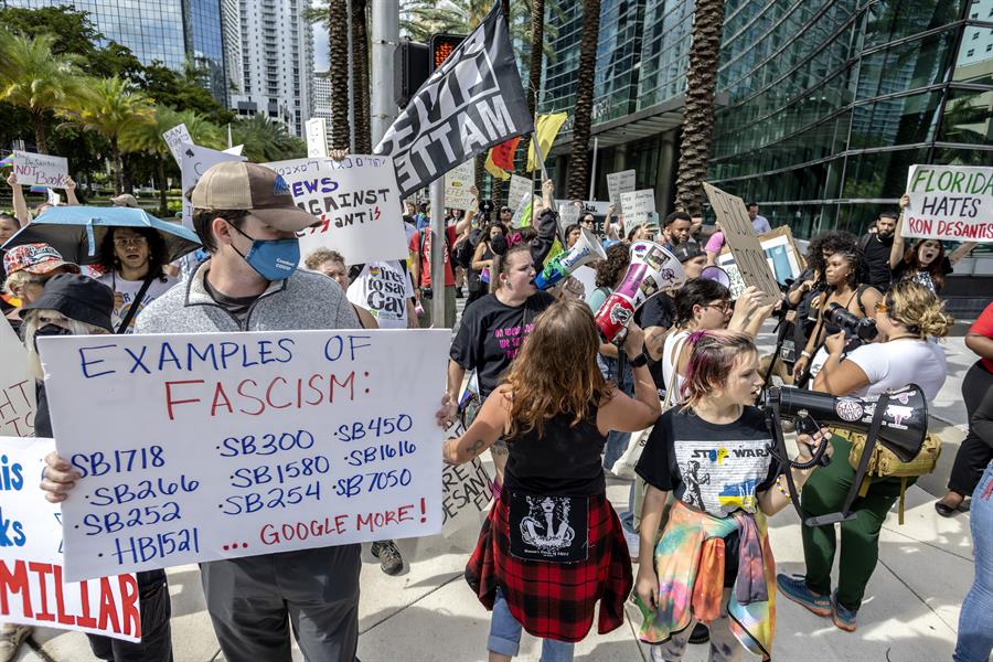 Jóvenes de Florida marcharon contra DeSantis al grito de “fascista”