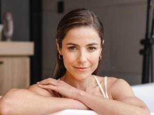 Juliette Pardau mostró avance de "Tía Alison", su nueva telenovela