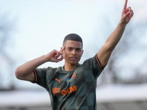 Kevin Kelsy alargó su cuota goleadora