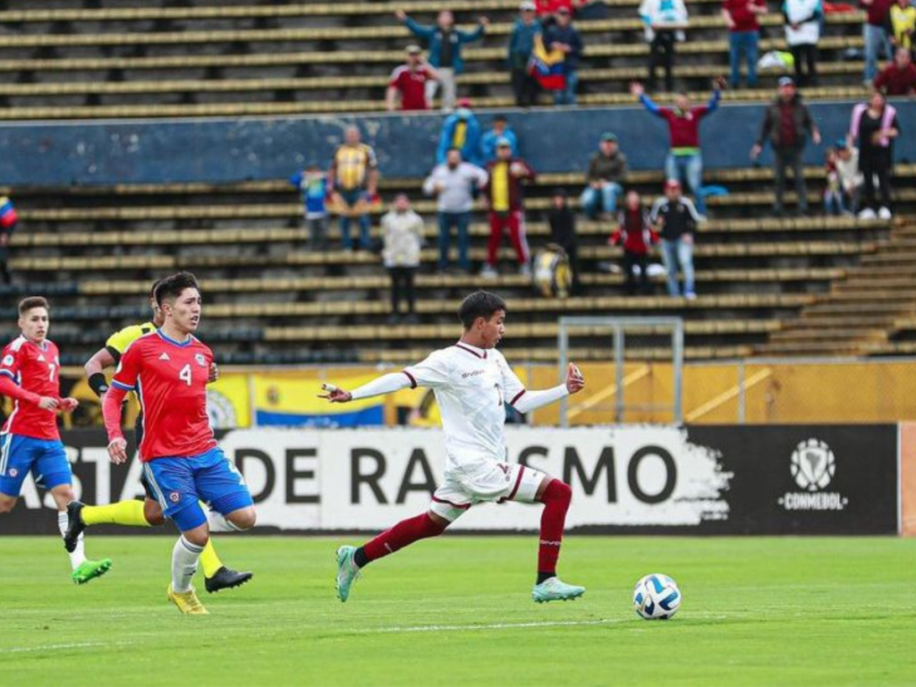 Leenhan Romero firmó su primer contrato profesional