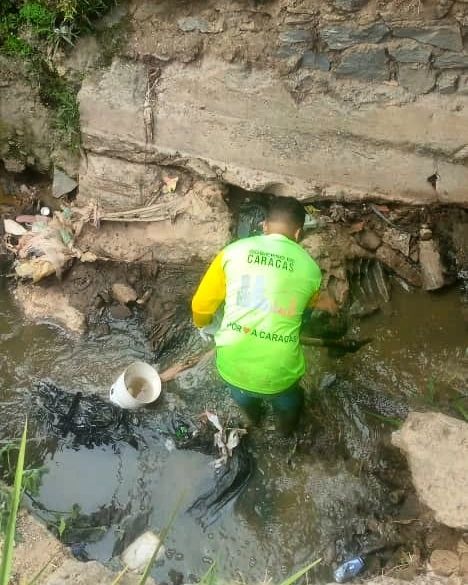 Limpian quebradas y torrenteras de Caracas