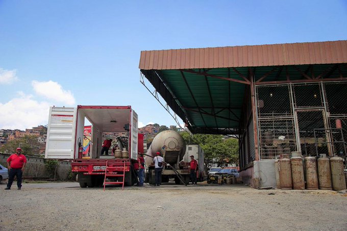 Maduro da tres meses para corregir fallas en el servicio de gas comunal