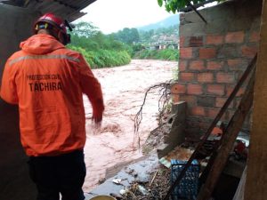 Maduro ordena entregar 101 viviendas para afectados por las lluvias en Táchira