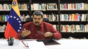 Maduro corrige el decreto y ajustó a 30 dólares el Bono de Guerra Económica