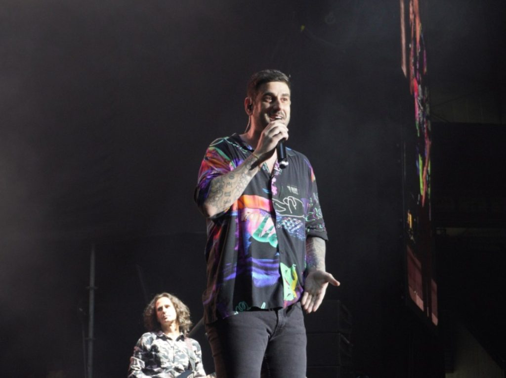 Melendi cautivó con su dulce y aterciopelada voz