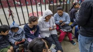 Migrantes llenan albergues en Tijuana tras fin de Título 42