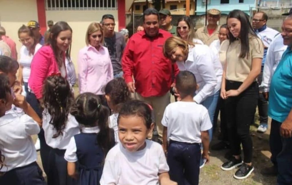 Ministra Santaella entregó materiales a Bricomiles en Trujillo