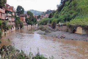 Monitorean cauces del Río Guaire en el sector La Línea de Petare