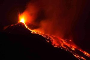 El monte Etna, el volcán más activo de Europa, entra en erupción