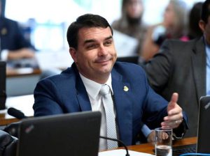 Multado hijo de Bolsonaro por difundir noticias falsas sobre Lula