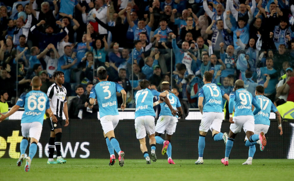 El Nápoles gana el scudetto de la Serie A italiana, Maradona tiene relevo 33 años después