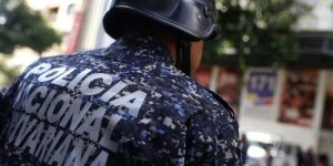 Enfrentamiento entre la PNB y grupos delictivos en el barrio El 70 de El Valle