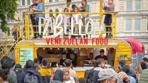 El pabellón criollo y las arepas parte de la oferta gastronómica en Londres durante la coronación de Carlos III
