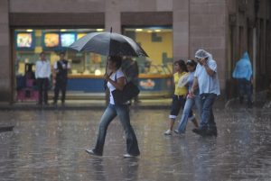 Prevén jueves nublado con lluvias o chubascos en gran parte del país