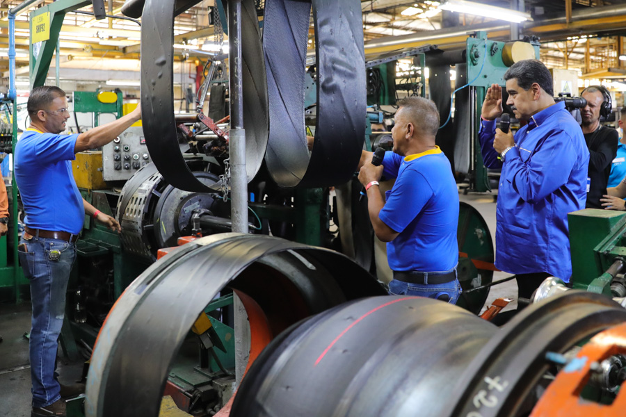 Maduro insta a construir nuevos modelos de gestión empresarial