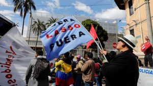 Manifestantes rodean la Asamblea Nacional de Ecuador y exigen la renuncia de Lasso