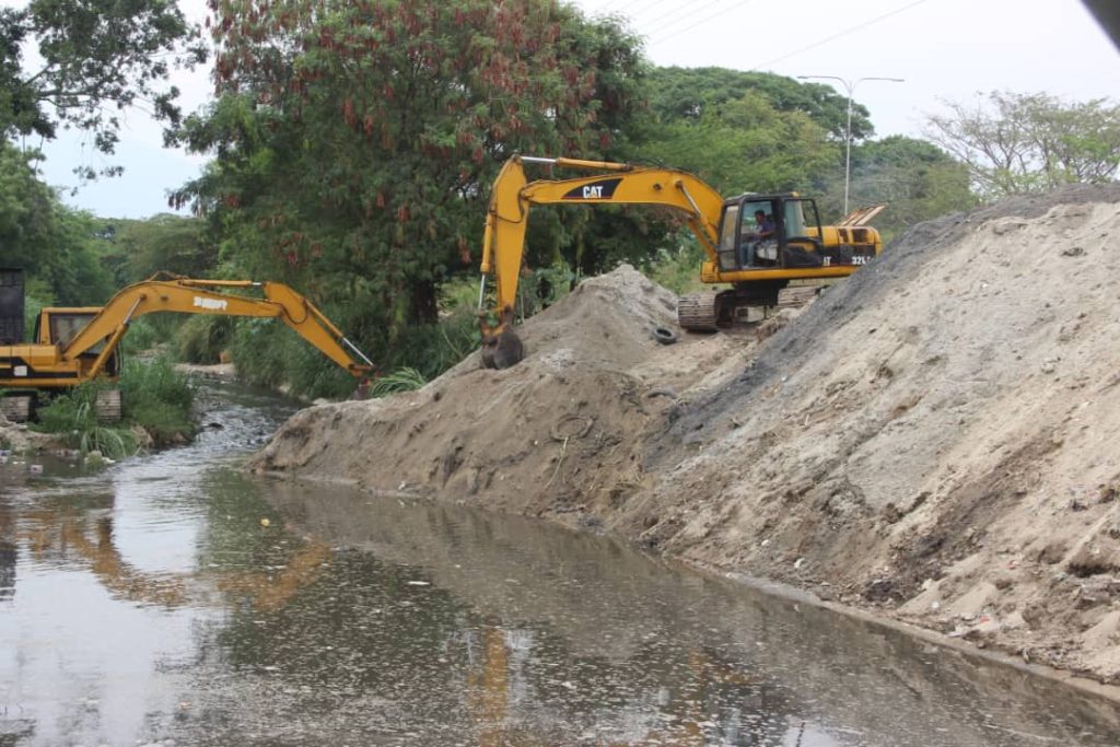 Rehabilitan colectores de aguas servidas en 10 comunidades de Maracay
