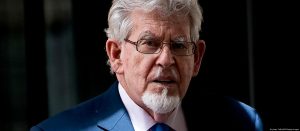 Rolf Harris, delincuente sexual y ex estrella de la televisión fallece a los 93 años