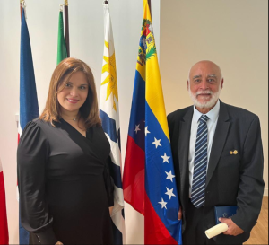 Senado francés condecora al científico venezolano Daniel Scott-Algara