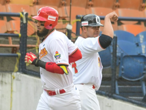 Senadores inició con victoria la Liga Mayor