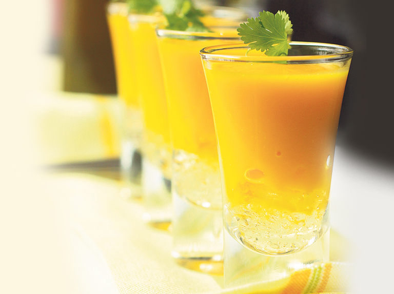 Shot de crema de auyama y zanahoria con gelée de vino blanco