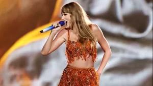 Taylor Swift hace una pausa en 'Bad Blood' para ayudar a un fanático en pleno concierto