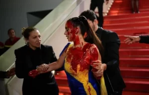 Mujer es brutalmente echada del Festival de Cannes tras rosearse sangre a modo de protesta
