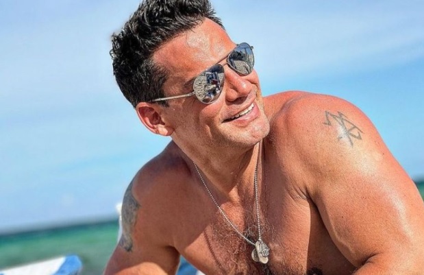 Cristian de la Fuente es acosado por una mujer en plena obra de teatro