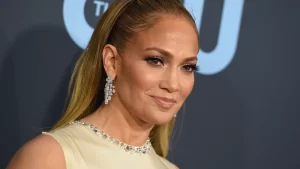 Jennifer Lopez apareció irreconocible luego de transformarse para una nueva película