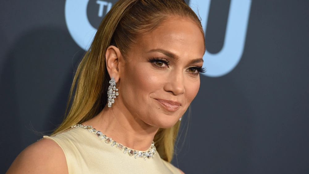 Jennifer Lopez apareció irreconocible luego de transformarse para una nueva película