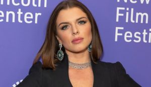 Julia Fox mostró los pechos con un vestido trasparente en Festival de Cannes