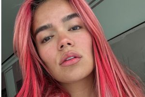 Karol G presumió cuerpazo mientras hacía una parrilla