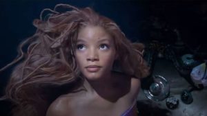 "La Sirenita" brilla gracias a Halle Bailey y una cálida ola de nostalgia