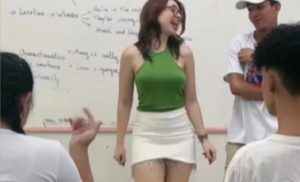 Despidieron a una maestra tras grabarse con sus alumnos bailando con un vestido corto