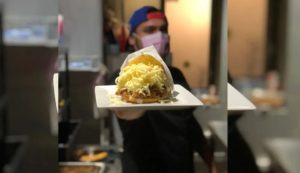La alegría de un migrante venezolano que llevó la Arepa hasta Europa