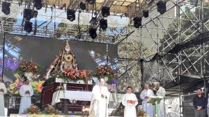 El padre Pedro De Freitas de la Catedral de Valencia enfureció y expulsó de la iglesia a unos feligreses