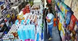 Difunden imágenes de la pandilla de mujeres mantienen azotados a los comercios en el centro de Caracas