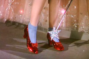 Acusan a un hombre por el presunto robo de las zapatillas que lució la actriz Judy Garland en la película "El mago de Oz"