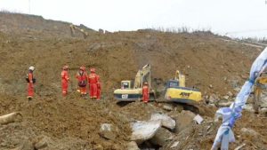 14 muertos tras derrumbe de montaña en suroeste de China