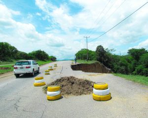 Acondicionan áreas para restituir tramo vial en Matalinda de Charallave