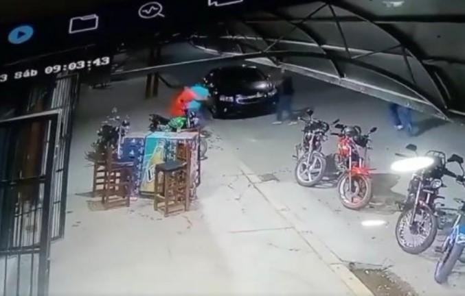 Sujeto fue asesinado de un disparo con su propia arma en un conocido bodegón llamado “Birras Market”, en Aragua (Video)