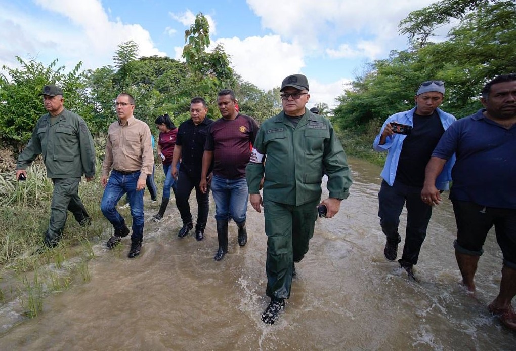 Arreaza recorrió zonas afectadas por las lluvias en Barinas