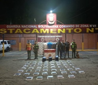 Atraparon a tres viajeros con 53 panelas de cocaína