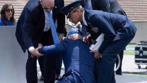 Biden se cayó durante ceremonia militar en Colorado