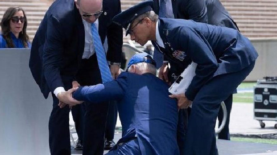 Biden se cayó durante ceremonia militar en Colorado