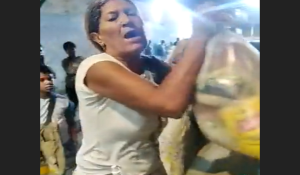 Lo que hizo una señora tras recibir una bolsa del Clap (Video)